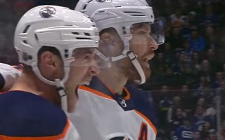 Video: Spēlētājs priecājas par pirmo ripu NHL, taču panākums tomēr netiek atzīts