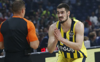 Video: Kaliničs uz "Fenerbahce" otro puslaiku atnāk bez formas krekla un netiek laukumā