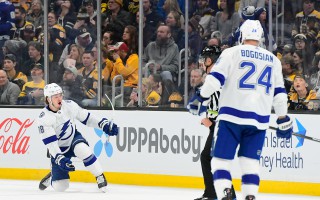 Video: "Lightning" NHL līderei vienā mazākumā iemet divus vārtus