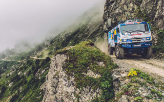 Video: Mežonīgais "Kamaz" pret rallija auto uz bīstamākā ceļa pasaulē