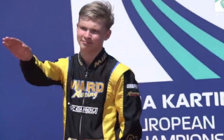 Krievu kartingists Itālijas himnas laikā parāda nacistu sveicienu