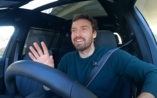 Video: Latvijas tenisa vadītājs Gulbis iemēģina dārgu auto