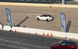 Video: Timrots izmēģina FIA motoru sporta spēļu disciplīnu - autoslalomu