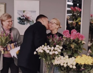 Video: Rīgas ziedu pārdevējas tiek pārsteigtas ar ziediem
