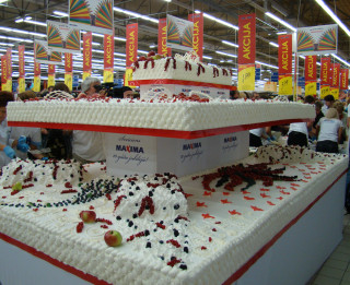 Foto: Maximai 10 gadu jubileja - pircējiem rekordliela torte!