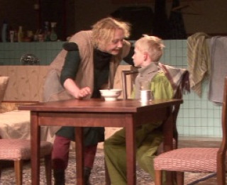 Video: "Apglabājiet mani zem grīdas" otrdien Dailes teātrī. Izrādes fragmenti