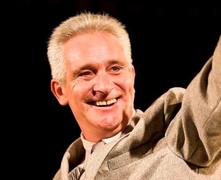 Video: Latvija atvadās no Harija Spanovska. Fragmenti no pēdējo sezonu izrādēm Dailes teātrī