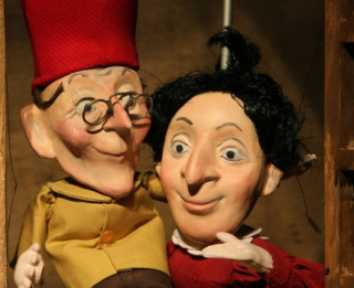 Video: Makss un Morics uzsāk nedarbus Leļļu teātrī. Izrādes fragmenti