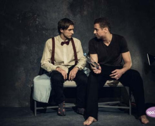 Video: Dailes teātrī pirmizrādi piedzīvojusi drāma BRUTĀLS UN DĒLS