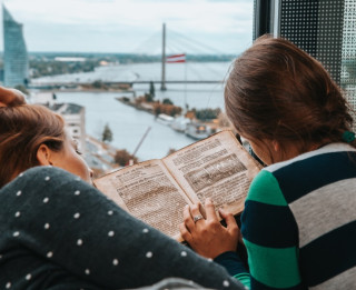 Piecas izrāžu - lasījumu cikla “Lasām Latvijā”  izrādes Nacionālajā bibliotēkā