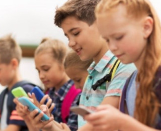 Viedoklis: Vai pirmklasniekam vajadzīgs arī pirmais mobilais telefons?
