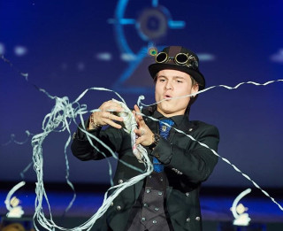 Jaungada naktī Rīgas Latviešu biedrības namā brīnumus uzburs burvju mākslinieks Dante Pecolli