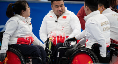 Savās mājās Ķīnas ratiņkērlingisti  kļūst par divkārtējiem olimpiskajiem čempioniem