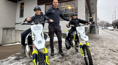 Desmit gadus vecie brāļi Cīruļi 2024. gada sezonā startēs ar ''Husqvarna'' rūpnīcas motocikliem