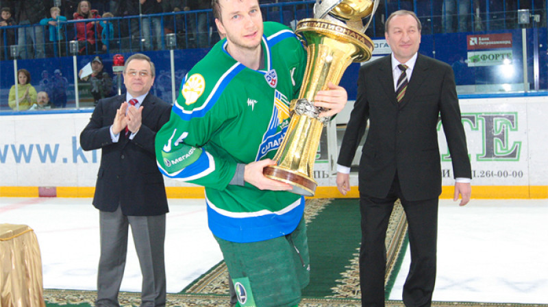 ''Salavat Yulaev'' hokejisti uzvarēja regulārajā sezonā, par to balvā saņemot Kontinenta kausu
Foto: hcsalavat.ru