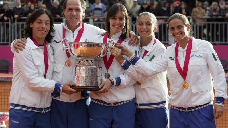 Itālijas komanda ar izcīnīto trofeju
Foto: AFP/Scanpix