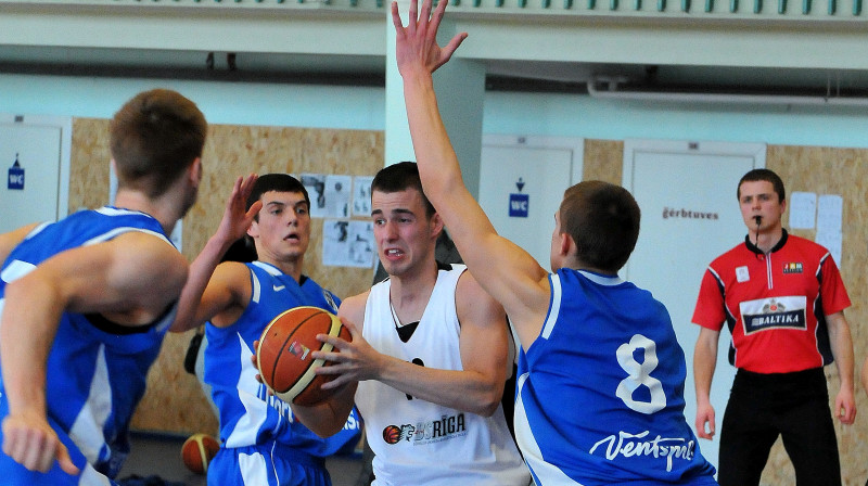 BS Rīga un Ventspils jaunieši tikko cīnījās LBL2 finālsērijā, bet nedēļas nogalē tēmēs uz Swedbank LJBL zeltu. 
Foto: Romualds Vambuts