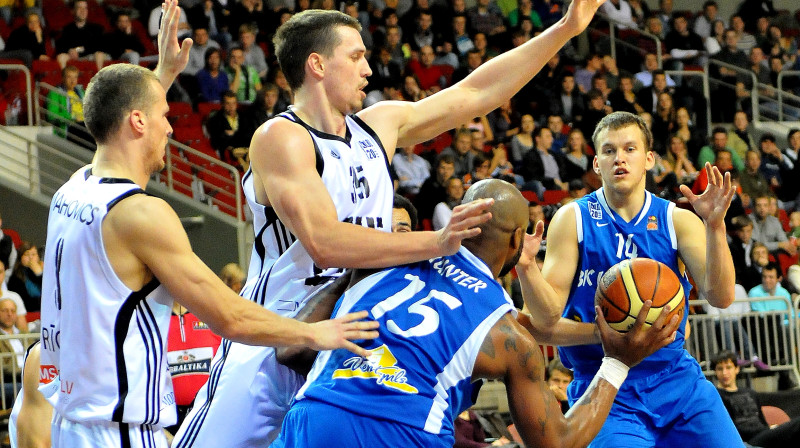 Ventspils basketbolisti ar labu spēli un uzvaru Rīgā izlīdzinājuši rezultātu LBL finālsērijā.
Foto: Romualds Vambuts