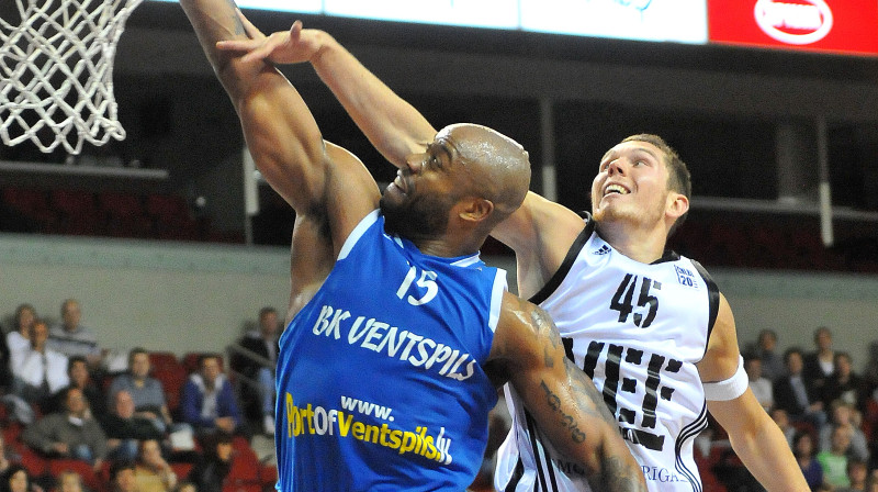 Brendons Hanters un BK Ventspils Latvijas čempionu titulam ir par soli tuvāk nekā Dairis Bertāns un VEF Rīga.
Foto: Romualds Vambuts