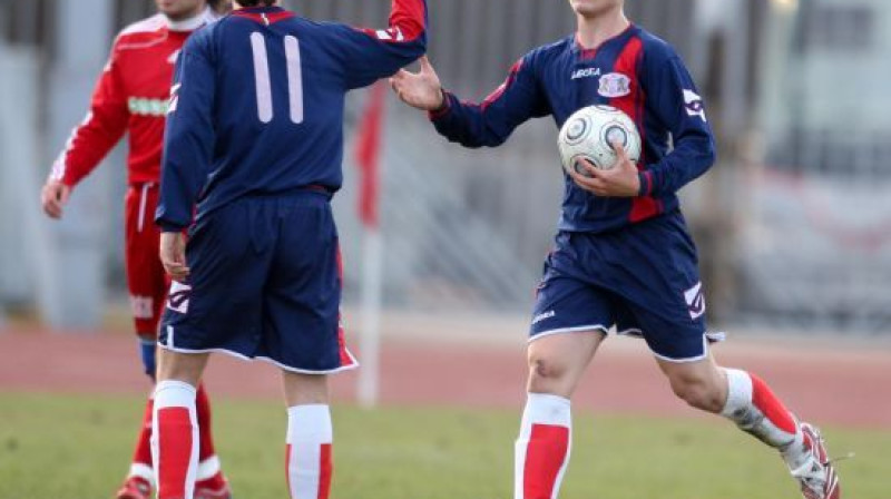 Valērijs Šabala (Pa labi) lieliski šogad debitēja LMT Virslīga un noteikti būs viens no līderiem Latvijas U - 17 izlases sastāvā.
Foto: jelgavasvestnesis.lv

Divu Ventspils komandu...