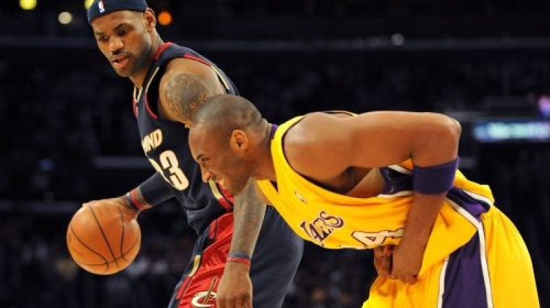 Lebrons Džeimss (no kreisās) un Kobe Braients - abu komandu līderi
Foto: AFP