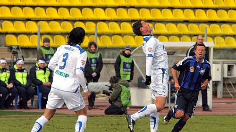 "Zenit" futbolisti cīņā par bumbu
Foto: RIA Novosti