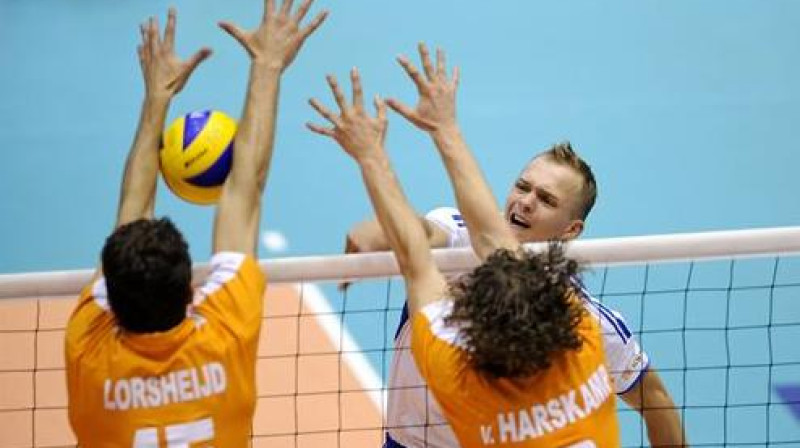 Aivars Petruševics vienā no epizodēm guva kājas savainojumu
Foto: www.fivb.com