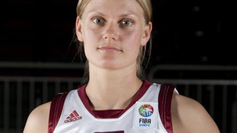 Aizsardze Zane Eglīte spēlēs Ainara Zvirgzdiņa vadītajā Cēsu vienībā
Foto: EuroBasketWomen2009.com