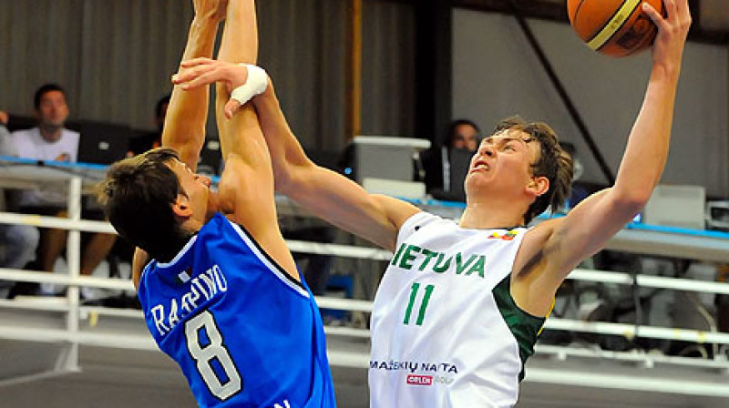 Uzbrukumā Donāts Matejūns.
Foto:fibaeurope.com