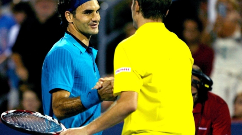 Stanislass Vavrinka sveic Rodžeru Federeru ar uzvaru
Foto: AFP