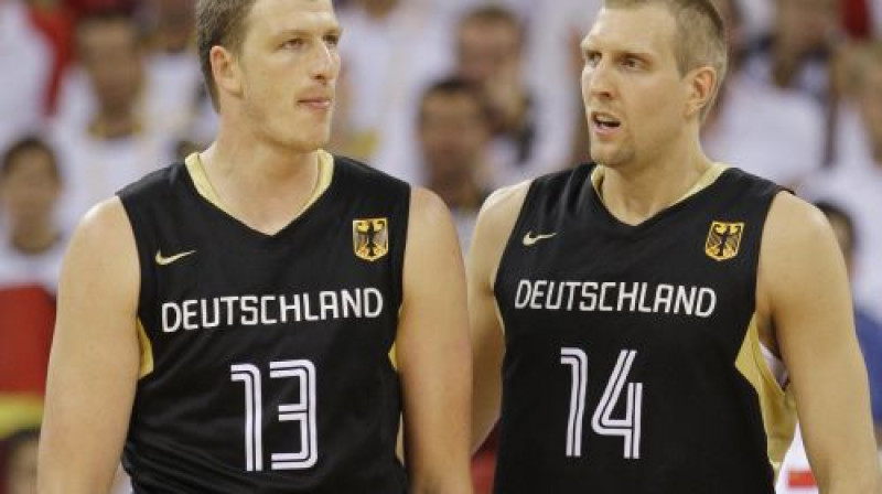 Patriks Femerlings (pa kreisi) atšķirībā no sava tautieša Dirka Novicka šoruden varētu spēlēt Vācijas valstsvienības rindās
Foto: AP