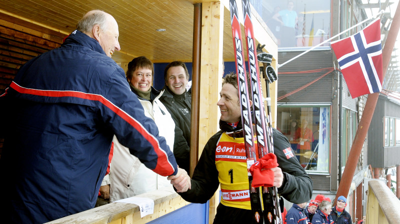 Norvēģijas karalis Haralds sveic Bjerndālenu pēc uzvaras pasaules kausa posmā Trondheimā.
Foto Scanpix Norge