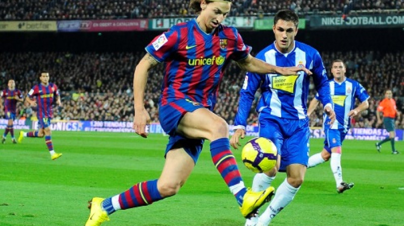 Zlatans Ibrahimovičs ("Barcelona") cīņā pret Viktoru Ruisu ("Espanyol")
Foto: AP/ Scanpix