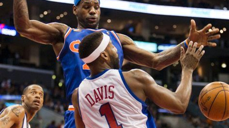 Lebrons Džeimss aizsardzībā pret "Clippers"
Foto: AP/Scanpix