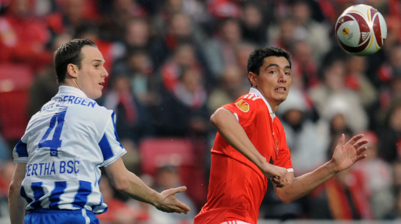 Stīvs von Bergers ("Hertha") pret Oskaru Kardoso
Foto: AFP