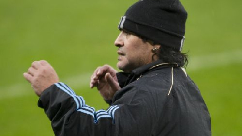 Djego Maradona komandas treniņā. Šoreiz bez cigāra...
Foto: AP/Scanpix