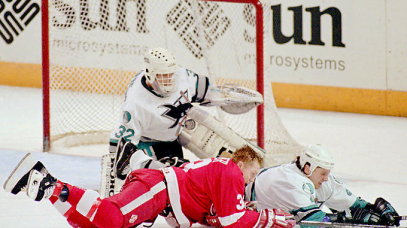 1994. gads: Sanhosē Sharks pirmoreiz spēlē Stenlija kausa izcīņā un pirmajā kārtā septiņu spēļu sērijā pieveic līgas labāko komandu Detroitas Red Wings. Varonis - Artūrs Irbe!