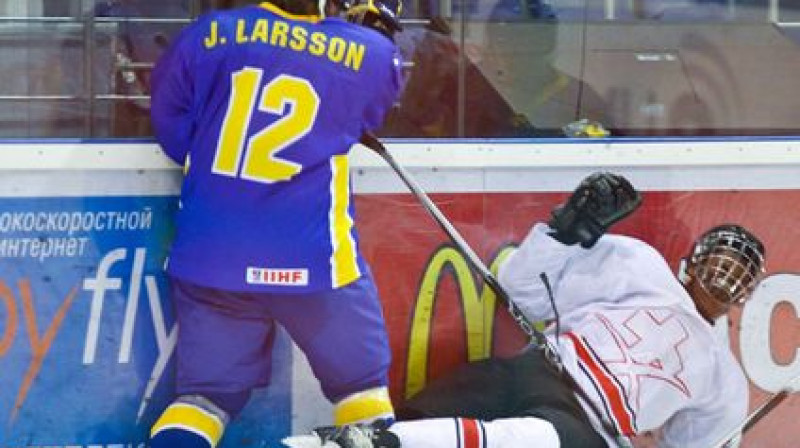 Johans Larsons uz ledus noguldījis Deivu Sateru
Foto: IIHF