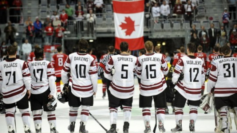 Rīt gribētu redzēt šo bildi ar Latvijas karogu un Itālijas hokejistu mugurām...

Foto: Romans Kokšarovs, F64, SA+
