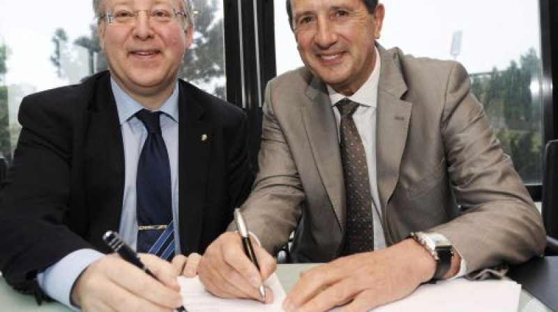 Georgess Lēkens (pa labi), parakstot līgumu
Foto: AFP/Scanpix