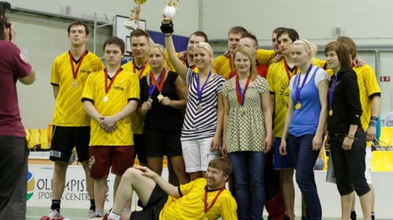 LSPA florbolisti ar izcīnītajiem kausiem
Foto: Mārtiņš Šults, www.floorball.lv