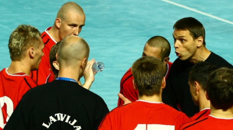 Latvijas izlases treneris Valdis Labanovskis (labajā pusē)
Foto: Agate Zālīte