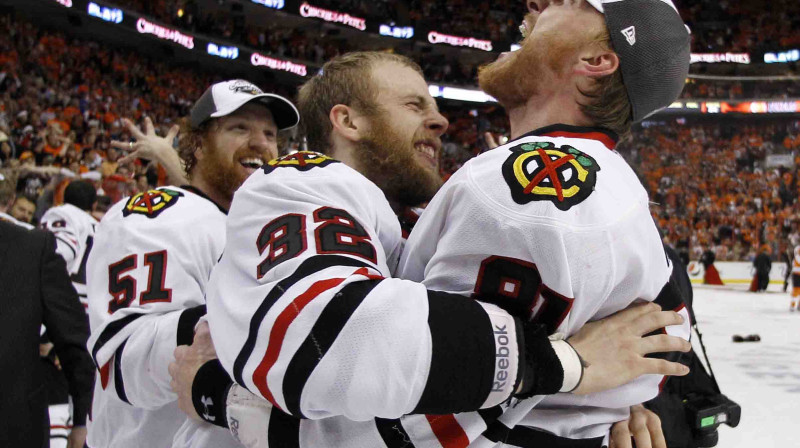 Stenlija kausa ieguvēja Čikāgas "Blackhawks", lai noturētos zem algu griestiem, būs spiesta šķirties no dažām zvaigznēm. Runā, ka no Braiena Kempbela (pa labi), Krisa Verstīga. Vai pat no...