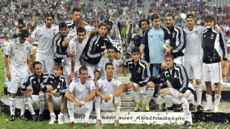 Madrides ''Real'' ar Franca Bekenbauera atvadu spēles kausu
Foto: AP/Scanpix