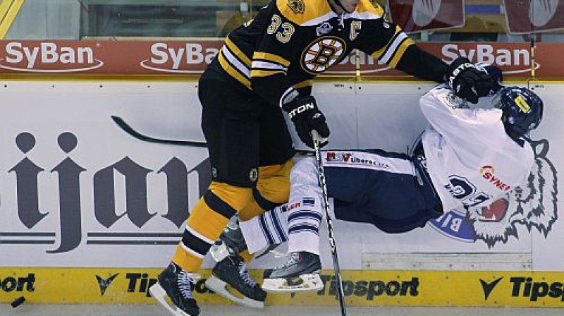 Zdeno Hara pret Jaroslavu Kudrnu
Foto: Reuters/Scanpix