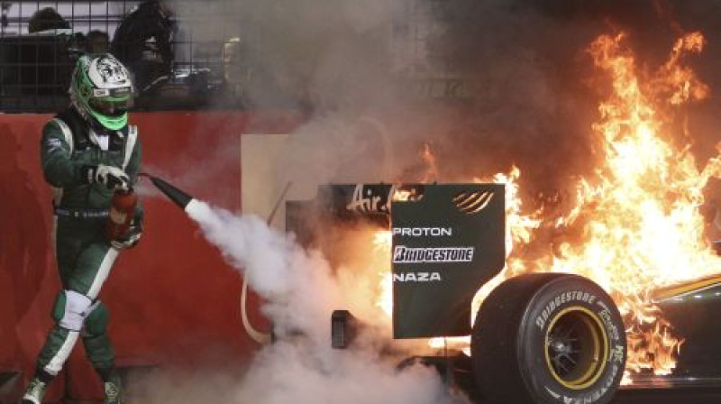 Singapūras GP neizturēja ''Lotus'' F1 komandas ''Cosworth'' dzinējs
Foto: AFP/Scanpix