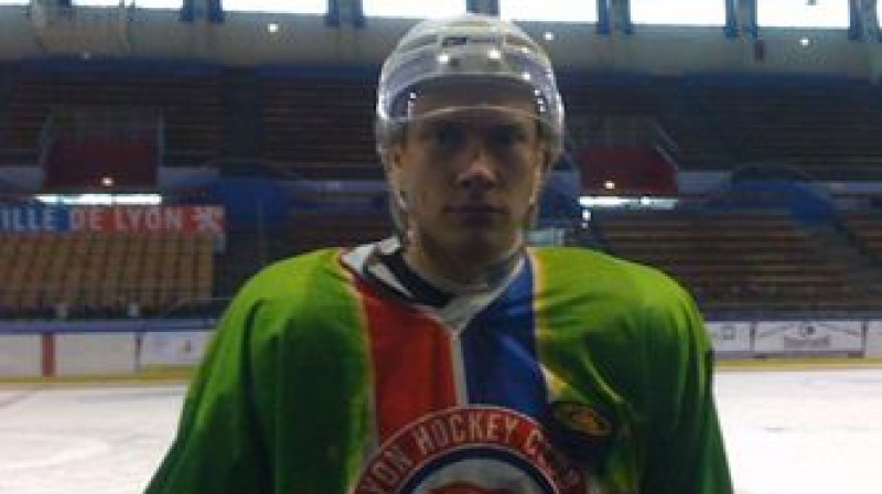 Elvis Želubovskis jau ir aizvadījis treniņu jaunās komandas sastāvā
Foto: www.lyon-hockey-club.com