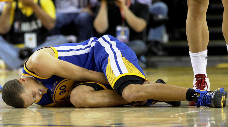 Stefens Karijs potītes savainojuma dēļ pret ''Lakers'' nespēlēja, un ''Warriors'' piedzīvoja zaudējumu ar 24 punktu pārsvaru (83:107). Foto: AP/Scanpix.