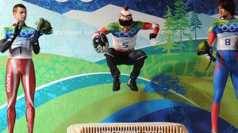 Vankūveras olimpiskais pjedestāls skeletonā.
Foto: Romāns Kokšarovs, SA+, F64
