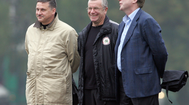 LFF treneris Vladimirs Serbins (centrā) esot bijis tas, kurš aptaujā iekļāva Aleksandru Cauņu, bet malā atstāja Artūru Karašausku. Foto: Romāns Kokšarovs, "Sporta Avīze"